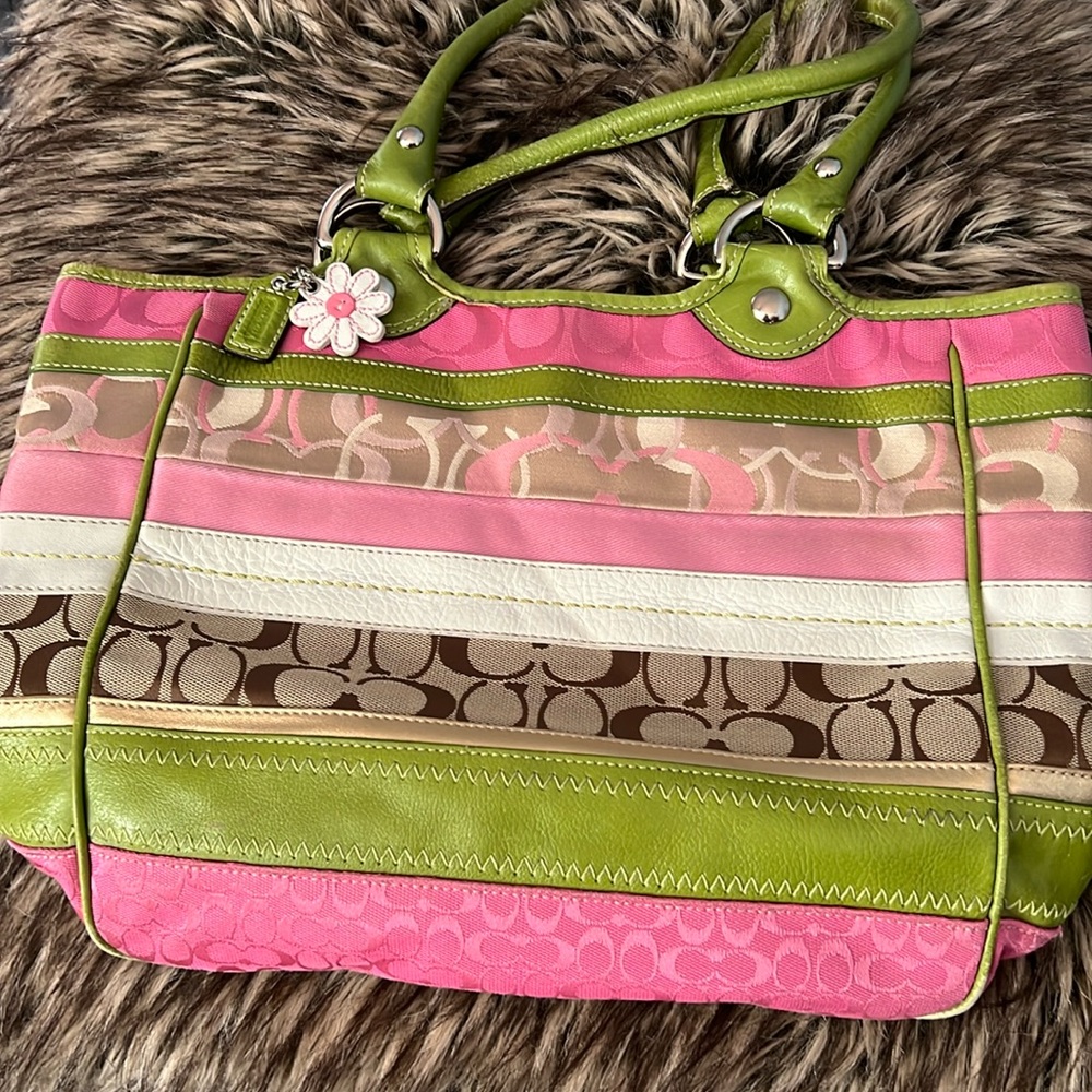 coach hand or shoulder bag green and pink color very good condition